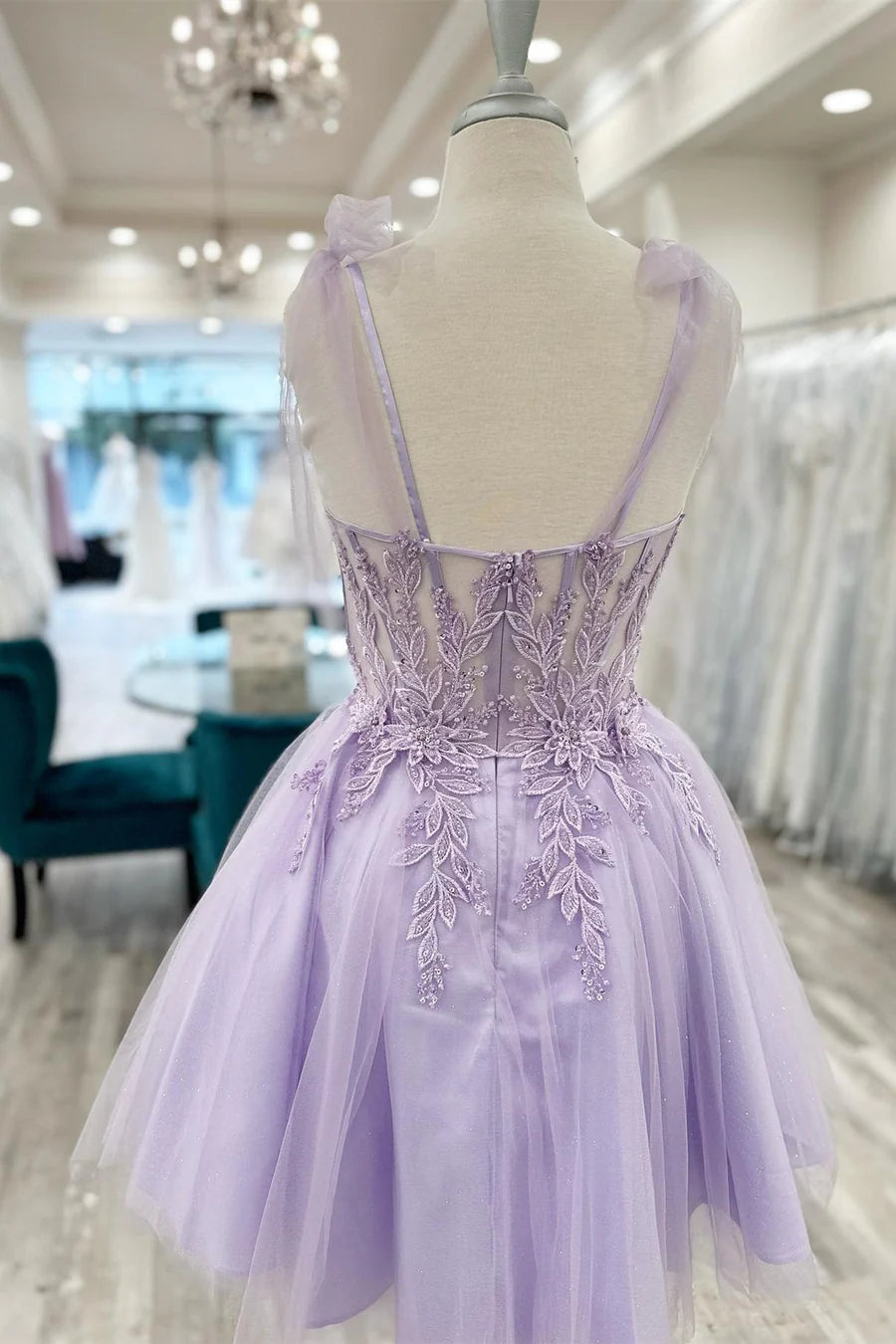 Vestido de fiesta con escote en forma de A y apliques florales